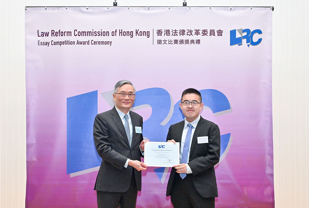 The Hon Chief Justice awarded a certificate to Mr Yeung Jun Xiang