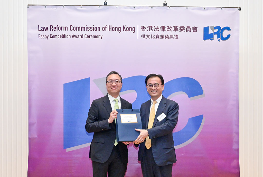 Mr Paul Lam, SC presented a souvenir to Dr William Wong, SC (Des Voeux Chambers)