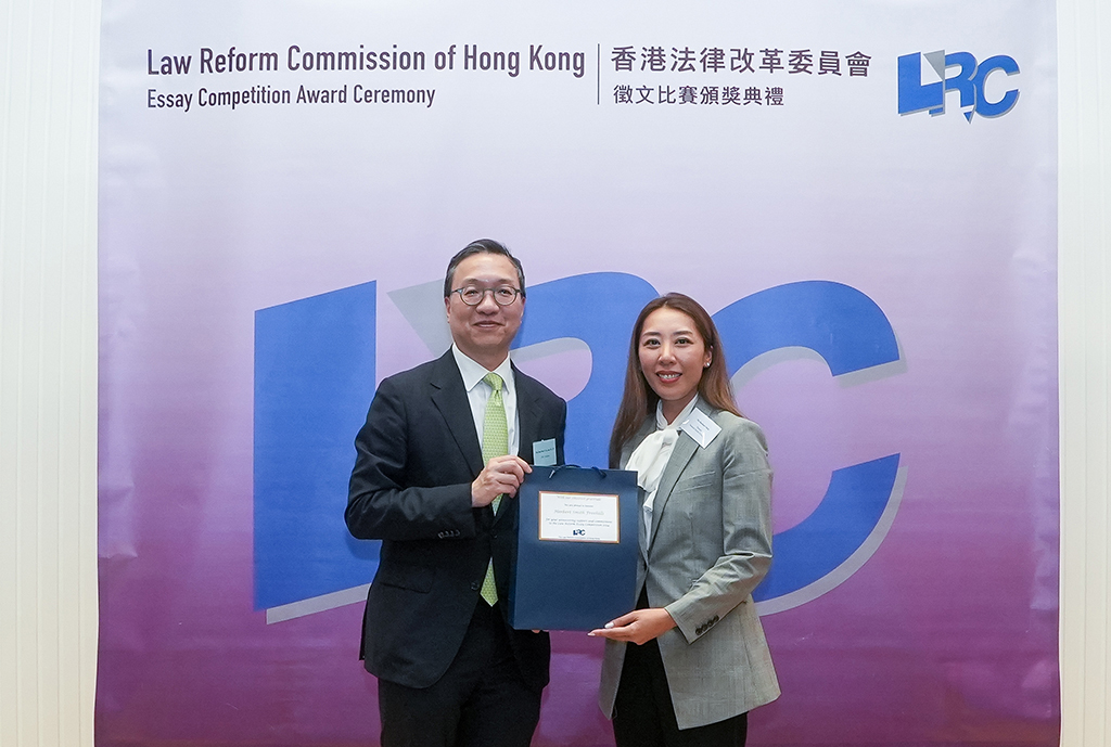 Mr Paul Lam, SC presented a souvenir to Ms Rachael Shek, Partner of Herbert Smith Freehills