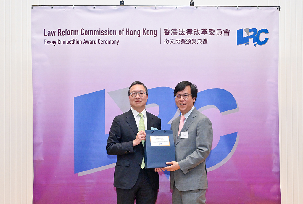 Mr Paul Lam, SC presented a souvenir to Mr Jin Pao, SC (Temple Chambers)