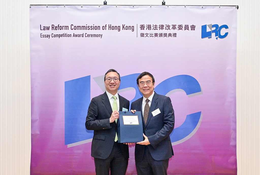 Mr Paul Lam, SC presented a souvenir to Mr Kenneth Wong, Senior Partner of Woo Kwan Lee & Lo